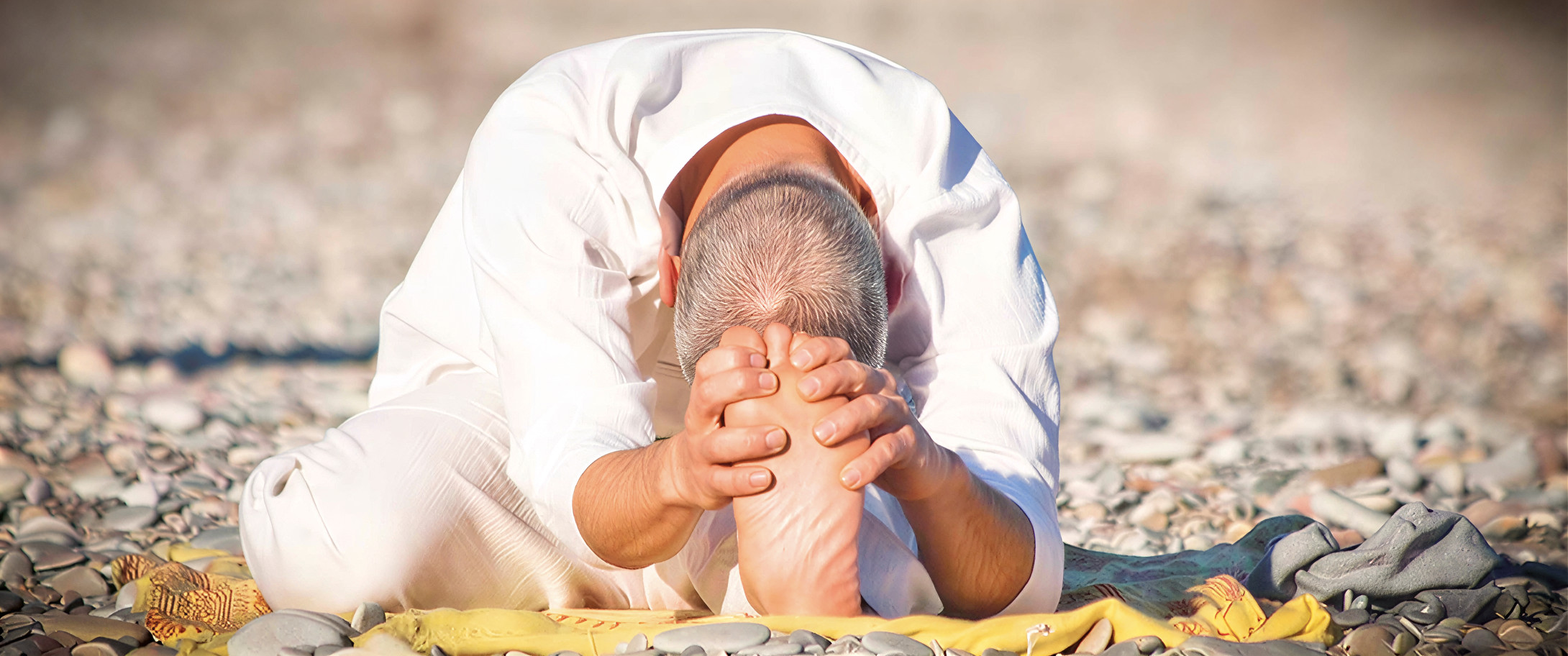 Tomás Ribes practicando yoga en la playa de Corinto